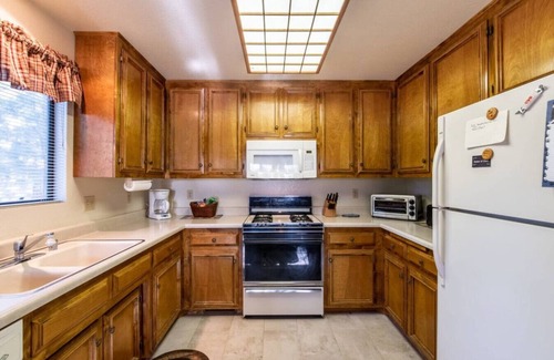 Summit Estates Casa | 10 Minute Walk to Snow Summit- Cozy Mountain Cabin