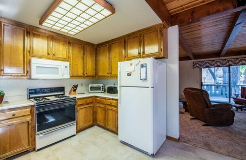 Summit Estates Casa | 10 Minute Walk to Snow Summit- Cozy Mountain Cabin