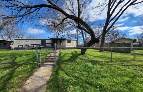 Del Valle Casa | 10 minutes from Austin Airport COTA Tesla Expo. Prefect for Austin travels!!!