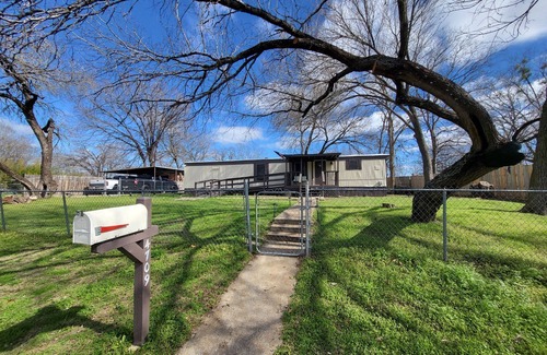 Del Valle Casa | 10 minutes from Austin Airport COTA Tesla Expo. Prefect for Austin travels!!!