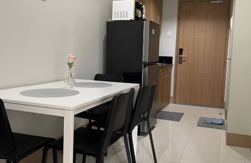 Tambo Condominio | 10 minutes from Mall of Asia | Cozy Condo with Hot Shower & Balcony