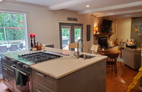 Berea Casa | 10 minutes to Downtown! Heated pool, hot tub & Game room Pet & Family friendly.