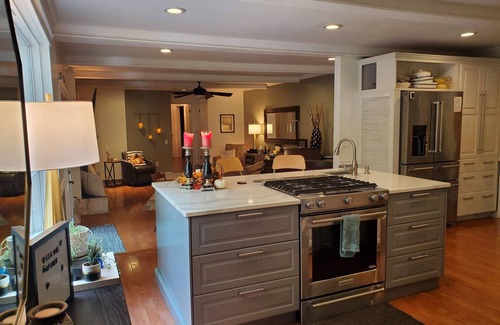 Berea Casa | 10 minutes to Downtown! Heated pool, hot tub & Game room Pet & Family friendly.