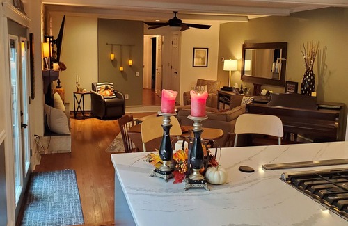 Berea Casa | 10 minutes to Downtown! Heated pool, hot tub & Game room Pet & Family friendly.