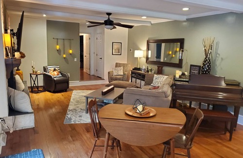 Berea Casa | 10 minutes to Downtown! Heated pool, hot tub & Game room Pet & Family friendly.