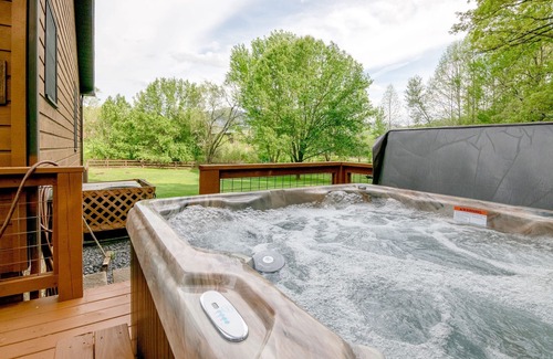 Wears Valley Casa | 10 minutes to GSMNP - Large fenced yard - Firepit -Hot tub -Swimming pool access