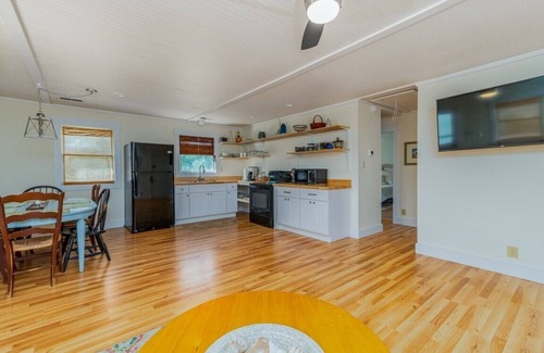 Wanchese Cabaña | 10 Minutes to Manteo and 10 minutes to the beaches of Nags Head!