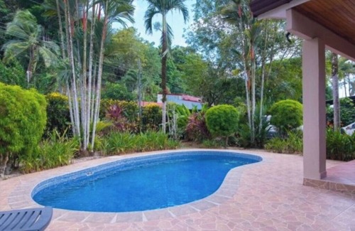 Jaco Casa | 10 minutes to the beach! Private home with lush jungle surroundings & pool.
