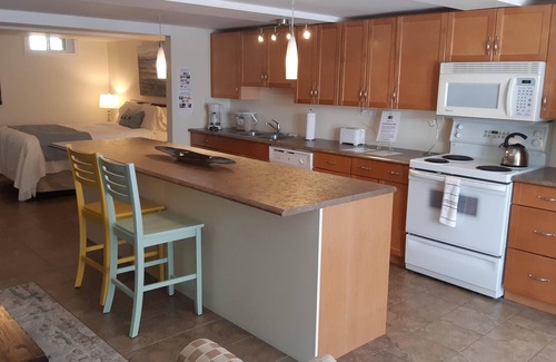 Barrie Apartamento | 10% Off Flash Sale! Cozy & Bright Suite: Heated Floors, Fireplace, and Backyard!