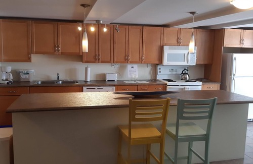 Barrie Apartamento | 10% Off Flash Sale! Cozy & Bright Suite: Heated Floors, Fireplace, and Backyard!