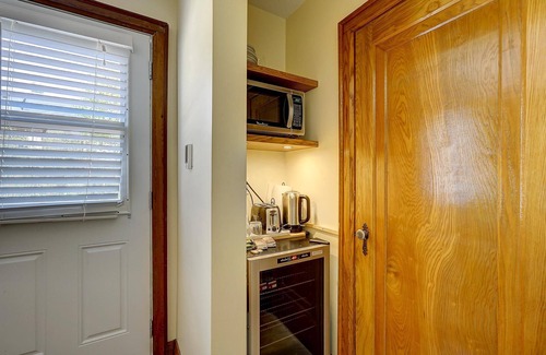 Barrie Apartamento | 10% Off Flash Sale! Luxury Garden Suite: Soaker Tub, Backyard & Off St Parking!