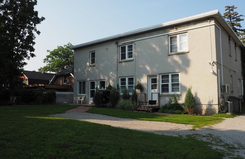 Barrie Apartamento | 10% Off Flash Sale! Luxury Garden Suite: Soaker Tub, Backyard & Off St Parking!