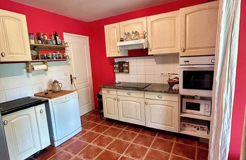 Les Touches-de-Perigny Casa | 10-person gîte with hiking trails, tennis, mini-golf, fishing pond.