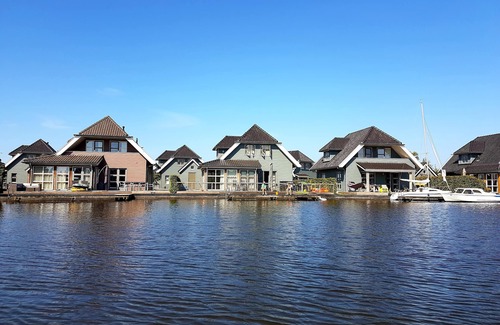 Offingawier Villa | 10 personas Villa de lujo con un muelle privado en el Sneekermeer.