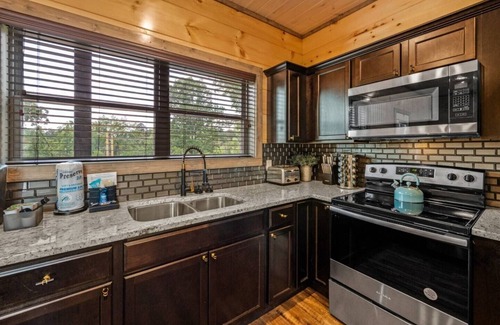 Sevierville Cabina | 10%Off/Heated Pool/Pet Friendly/Arcades/ Ping Pong/Basketball/Quiet Community