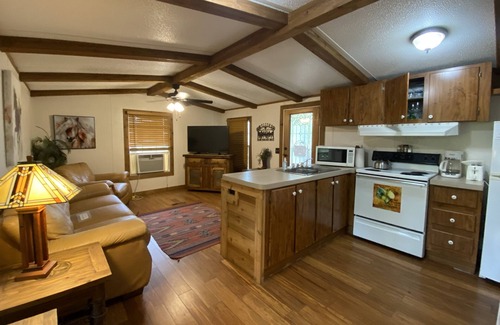 Plantersville Cabina | 100+ acre Guest Ranch - 3 guest house cabins! HUGE POOL, PRIVATE FISHING LAKE!