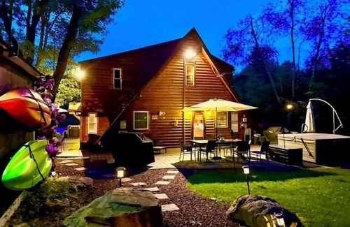 White Haven Chalet De Esquí | Gran chalet rústico moderno junto a la playa en 1 acre cerca de las estaciones de esquí y el parque acuático