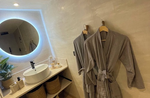 Montrouge Cama Y Desayuno | 100% Private Spa with sauna and jaccuzzi