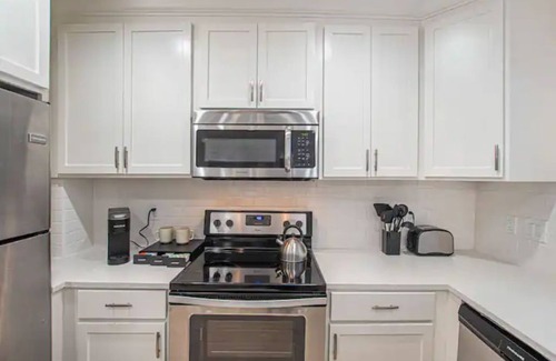 West Plaza Casa | 100 Yr Old Craftsman - Walk To Plaza or Westport
