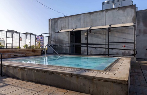 Historic Core Apartamento | #1002 - Kasa Downtown LA | Accessible King Room