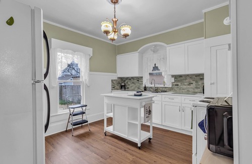 Mineola Casa | 100yr home with peaceful 1940s vibe and modern amenities in historic downtown.