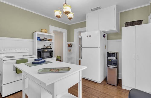 Mineola Casa | 100yr home with peaceful 1940s vibe and modern amenities in historic downtown.