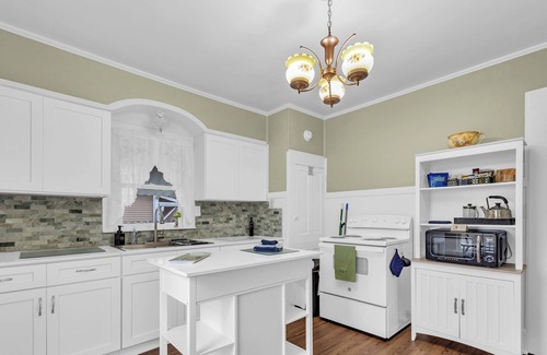Mineola Casa | 100yr home with peaceful 1940s vibe and modern amenities in historic downtown.