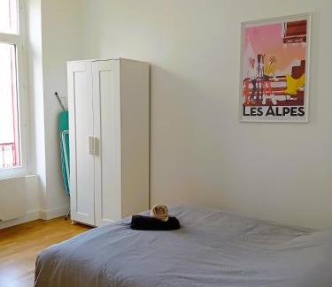Quartier Chorier-Berriat Apartamento | 101 - Appart rénové avec 1 chambre spacieuse - Tram et Clinique Mutualiste à 1 min