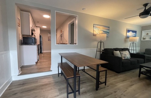 Isle of Palms Condominio | Bright & Beachy IOP 2nd Floor, magnífico baño actualizado, condominio sin mascotas