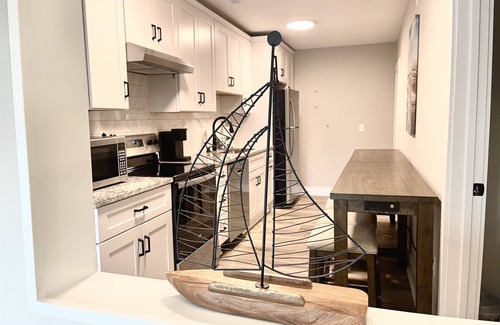 Isle of Palms Condominio | Bright & Beachy IOP 2nd Floor, magnífico baño actualizado, condominio sin mascotas