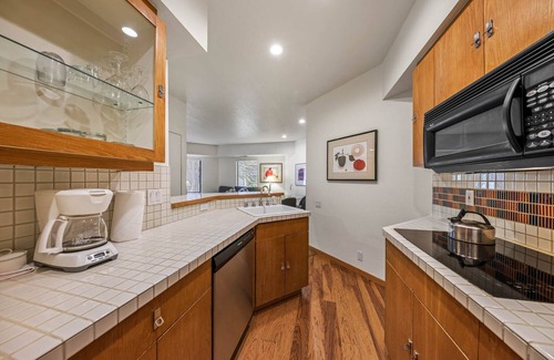 Olympic Valley Condominio | 101 | Relaxing 1BD Stay - A/C, Pool, Sauna, Tennis
