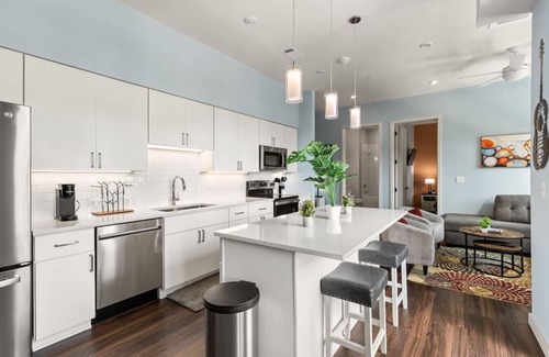 Edgehill Apartamento | 1014 16th Ave S #304 (Crescendo-Phillip) - Pool, Rooftop Deck, City View, Gym + Gated Garage
