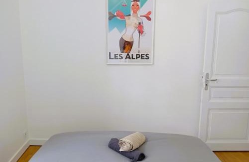 Quartier Chorier-Berriat Apartamento | 102 - Appart rénové avec grand salon et 1 chambre - Tram et Clinique Mutualiste à 1 min