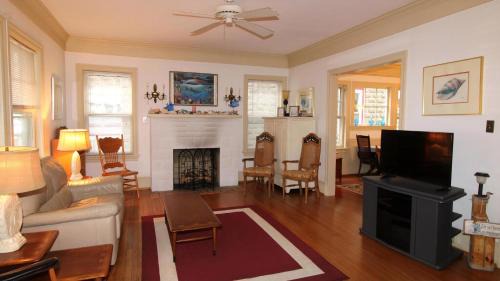 Cape May Casa | 1029 New Jersey Avenue -Azure Estate