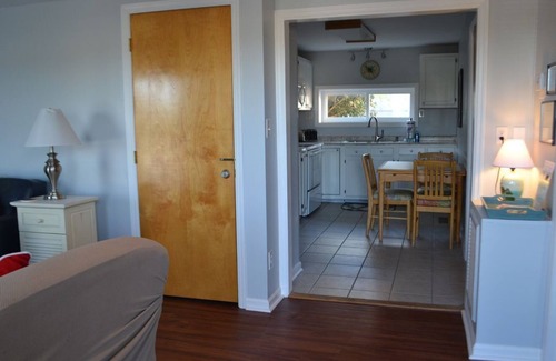Isle of Palms Condominio | Beach Breeze en IOP, 2Br / 2Ba 1st Fl, Porche impresionante, Se admiten perros