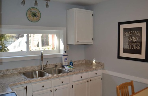 Isle of Palms Condominio | Beach Breeze en IOP, 2Br / 2Ba 1st Fl, Porche impresionante, Se admiten perros