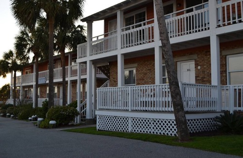Isle of Palms Condominio | Beach Breeze en IOP, 2Br / 2Ba 1st Fl, Porche impresionante, Se admiten perros