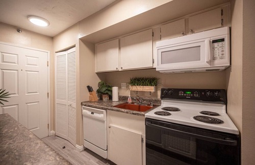 Las Vegas Strip Condominio | 1062 Instant Book · Stay Together Suites on The Strip - 5 Comfy BEDS!!