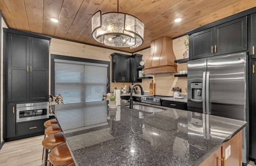 Sevierville Cabina | 10BR Luxury | 2 Cabins | Rooftop Lounges | Indoor Pools | Hot Tubs | Walk to Water Park | Sleeps 44