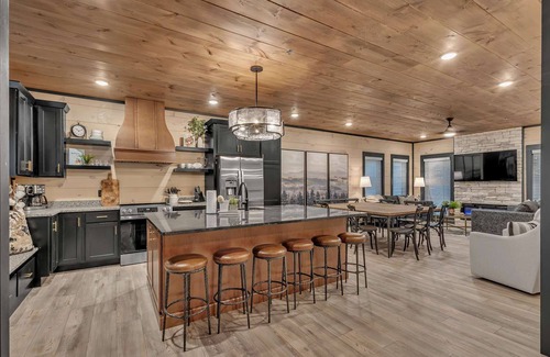 Sevierville Cabina | 10BR Luxury | 2 Cabins | Rooftop Lounges | Indoor Pools | Hot Tubs | Walk to Water Park | Sleeps 44