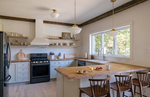 North Woodstock Casa | 11 Acre Estate ~ Guest House ~ Private Golf Course ~ River & Pond ~ Hot Tub
