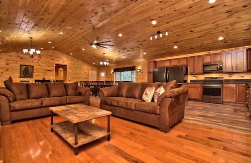 Ebervale Casa | 11 BR 8 BA BASKETBALL MOVIE THEATRE HOT TUB FIRE PIT ON 8 ACRES SLPS 30!