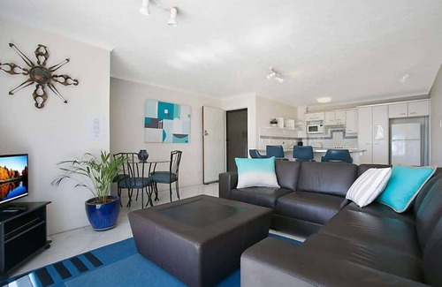 Mermaid Beach Apartamento | #11 Camden House - Sun, Surf, and Sand: A Beachfront Getaway