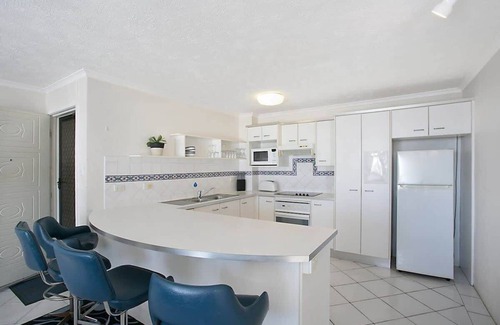 Mermaid Beach Apartamento | #11 Camden House - Sun, Surf, and Sand: A Beachfront Getaway