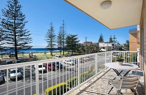 Mermaid Beach Apartamento | #11 Camden House - Sun, Surf, and Sand: A Beachfront Getaway