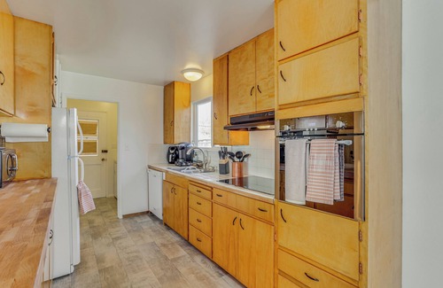 Burney Casa | 11 Mi to Burney Falls: Charming Home w/ Fireplace