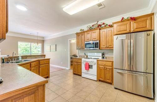 Little Rock Casa | 11 Mi to Dtwn Little Rock Home with Large Deck!