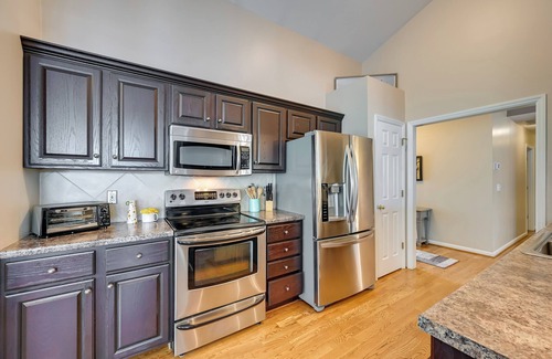 Browns Summit Casa | ¡NUEVO! 1-Acre Family Home w / Pool ~ 11 Mi a Greensboro