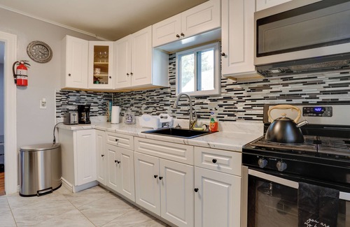 Teaneck Casa | 11 Mi to Manhattan: Pet-Friendly Duplex w/ Yard!