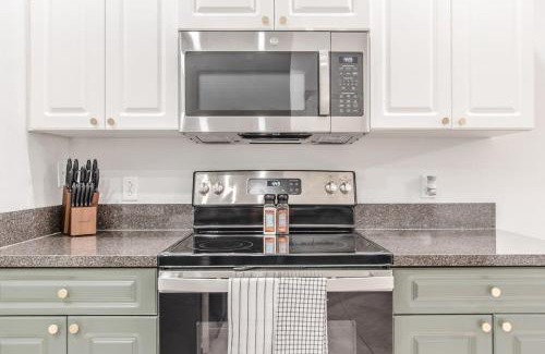 Vero Beach South Casa | 11 Mins to Beach - 3BR w Private Pool + Grill